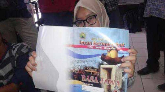 Heboh! Tulisan Kelamin Pria di Sampul Buku SD di Malang