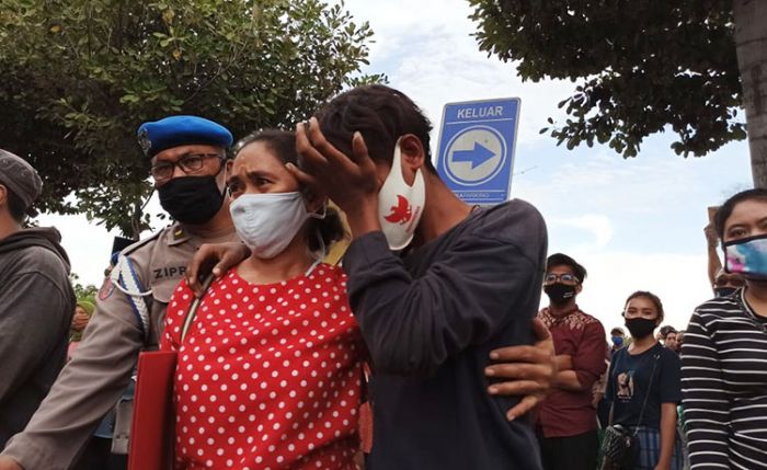 ​Pelajar yang Ditangkap Polisi saat Ikut Demo Buruh Nangis ketika Dijemput Ibunya di Polda Jatim