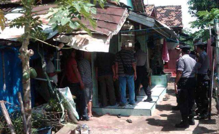 Polisi Geledah Rumah Terduga Teroris di Lamongan Polisi Geledah Rumah Terduga Teroris di Lamongan
