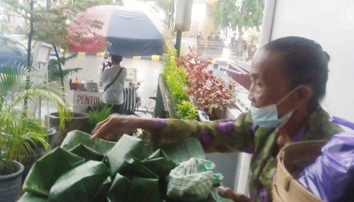 Kisah Mbah Semi, Penjual Mi Goreng Bungkus Daun di Kota Madiun, Bisa Sisihkan Setoran untuk Ditabung