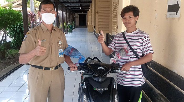 Terima Hadiah Utama Gowes Kemerdekeaan, Tegar Berterima Kasih ke Gubernur Khofifah Terima Hadiah Utama Gowes Kemerdekeaan, Tegar Berterima Kasih ke Gubernur Khofifah