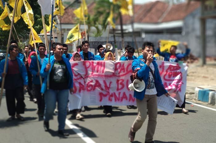 Desak Penanganan Pendangkalan Sungai Grindulu, Massa PMII Geruduk Kantor Bupati dan DPRD Pacitan