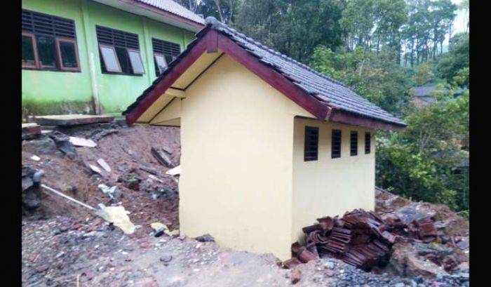 Diguyur Hujan Seharian, Bangunan Baru SMP II Dompyong Ambles Diguyur Hujan Seharian, Bangunan Baru SMP II Dompyong Ambles