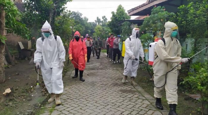 Polres Jombang Lakukan Penyemprotan Disinfektan di Lokasi Zona Merah Polres Jombang Lakukan Penyemprotan Disinfektan di Lokasi Zona Merah