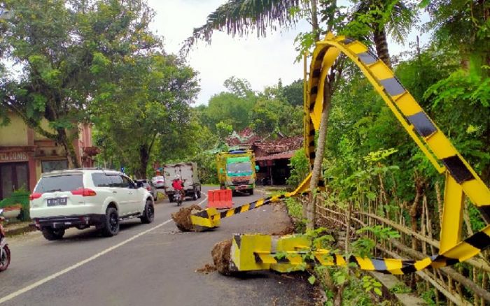 2 Portal Dinas PUPR di Jalur Ngampon - Bendo Trenggalek Roboh Ditabrak Truk
