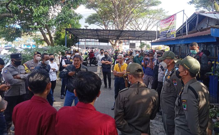 Eksekusi PKL di Area Parkir Stadion Gajayana Berlangsung Tegang, Pengelola Menolak Digusur Eksekusi PKL di Area Parkir Stadion Gajayana Berlangsung Tegang, Pengelola Menolak Digusur