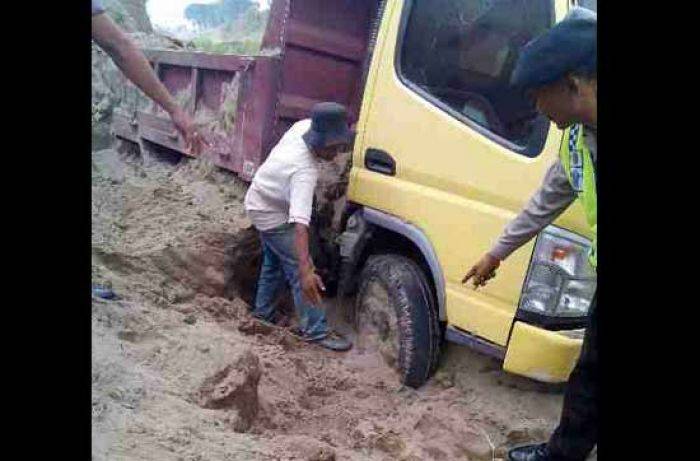 Tebing Longsor, Kuli Pasir di Kediri Tewas Tertimbun Tebing Longsor, Kuli Pasir di Kediri Tewas Tertimbun