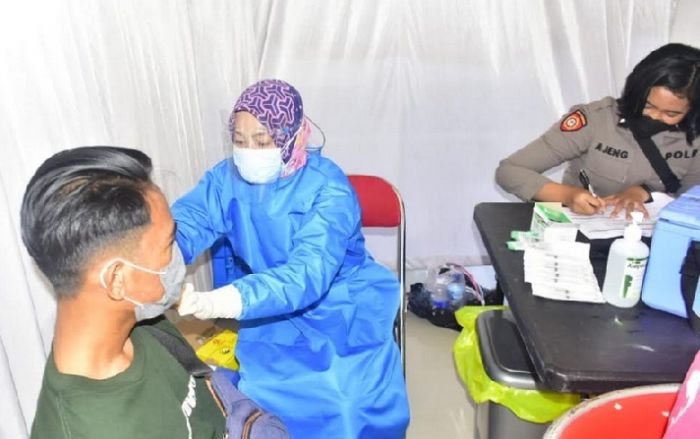 Tak Perlu Iming-iming Hadiah, Warga Kabupaten Blitar Serbu Vaksinasi Polres Blitar Tak Perlu Iming-iming Hadiah, Warga Kabupaten Blitar Serbu Vaksinasi Polres Blitar