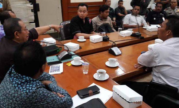 DPRD Minta Polisi Bongkar Dalang Pergelaran Sexy Dancer YVCI Gresik DPRD Minta Polisi Bongkar Dalang Pergelaran Sexy Dancer YVCI Gresik