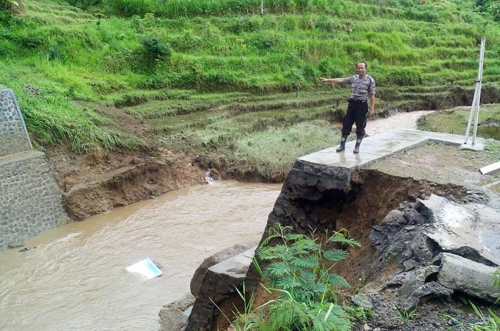 Belum Sempat Dibayar, Proyek Dam Parit Embung Ndillem Willis Sudah Jebol Belum Sempat Dibayar, Proyek Dam Parit Embung Ndillem Willis Sudah Jebol