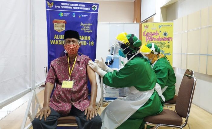 Lansia dan Tokoh Agama di Kota Kediri Jalani Vaksinasi Covid-19 Lansia dan Tokoh Agama di Kota Kediri Jalani Vaksinasi Covid-19