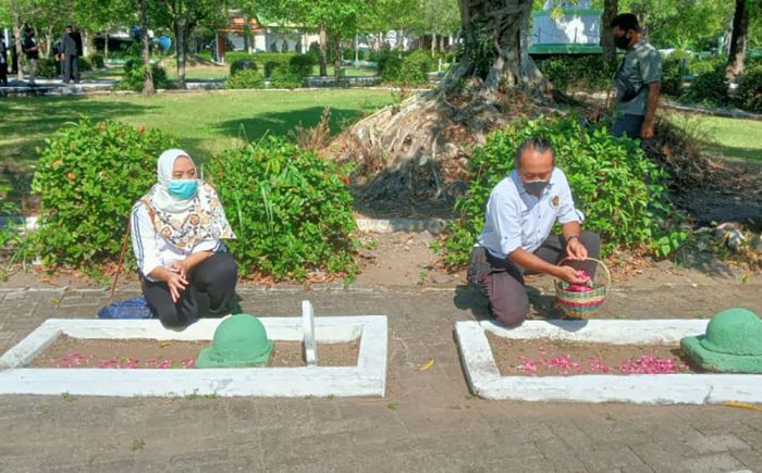 PWI Ngawi Peringati HUT Kemerdekaan Dengan Ziarah ke TMP dan Bagikan Sembako ke Veteran PWI Ngawi Peringati HUT Kemerdekaan Dengan Ziarah ke TMP dan Bagikan Sembako ke Veteran