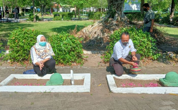 PWI Ngawi Peringati HUT Kemerdekaan Dengan Ziarah ke TMP dan Bagikan Sembako ke Veteran