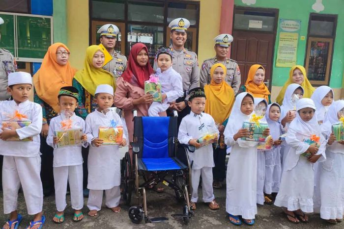 Satlantas Polres Tuban Sosialisasi Tertib Lalu Lintas dan Berikan Bantuan Kursi Roda ke Siswa TK Satlantas Polres Tuban Sosialisasi Tertib Lalu Lintas dan Berikan Bantuan Kursi Roda ke Siswa TK