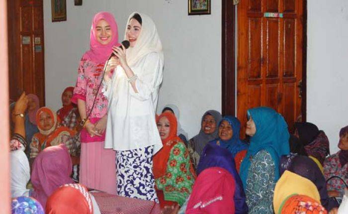 Novita dan Arumi Bachsin: Suami yang Perang, Kami yang Diserang Novita dan Arumi Bachsin: Suami yang Perang, Kami yang Diserang