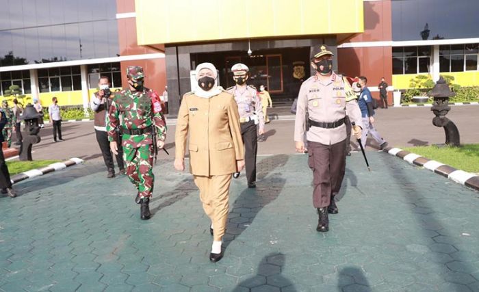 Gubernur Khofifah Pimpin Apel Gelar Pasukan Operasi Lilin Semeru 2020 Gubernur Khofifah Pimpin Apel Gelar Pasukan Operasi Lilin Semeru 2020