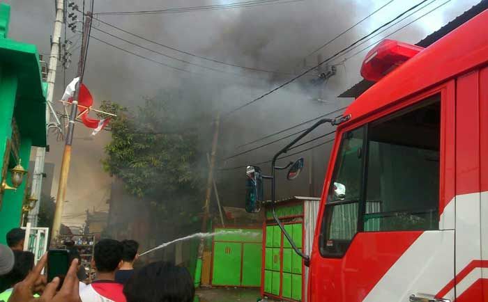 Kebakaran di Pasar Sepatu Wedoro Waru Diduga Akibat Korsleting