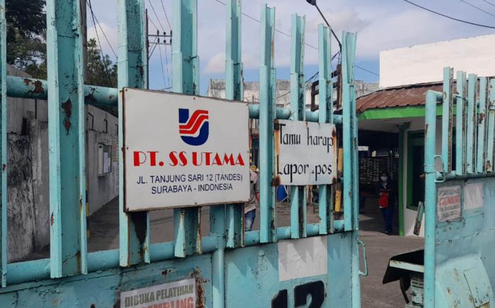 Jalani Isoman, Sejumlah Buruh di Pabrik Tanjungsari Surabaya Protes Gaji Tak Kunjung Dibayarkan Jalani Isoman, Sejumlah Buruh di Pabrik Tanjungsari Surabaya Protes Gaji Tak Kunjung Dibayarkan