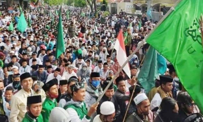 Tagih Janji Kapolres, Ribuan Santri Kembali Luruk Polres Pamekasan, Beri Waktu 3 x 24 Jam Tagih Janji Kapolres, Ribuan Santri Kembali Luruk Polres Pamekasan, Beri Waktu 3 x 24 Jam