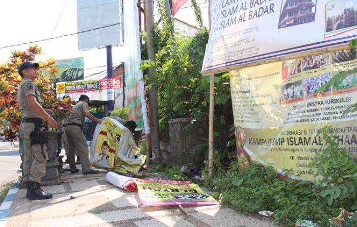 Satpol PP Tulungagung Kewalahan Atasi Reklame Liar  