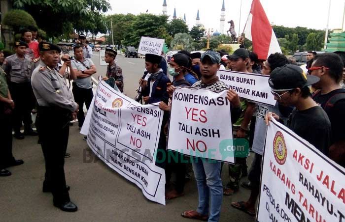 Tagih Kompensasi dari JOB-PPEJ, Warga Desa Rahayu Jalan Kaki Temui Bupati Tagih Kompensasi dari JOB-PPEJ, Warga Desa Rahayu Jalan Kaki Temui Bupati