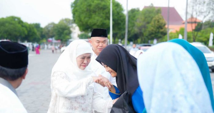 Gubernur Khofifah Bagikan 290 Paket Sembako Jelang Ramadhan di Surabaya