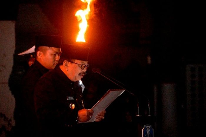 Pakde Karwo Pimpin Apel Kehormatan di TMP Kusuma Bangsa Pakde Karwo Pimpin Apel Kehormatan di TMP Kusuma Bangsa