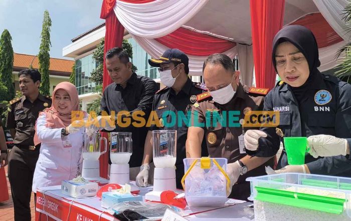 Kejari Gresik Musnahkan Barang Bukti dari Penanganan 249 Perkara Januari-September 2024 Kejari Gresik Musnahkan Barang Bukti dari Penanganan 249 Perkara Januari-September 2024