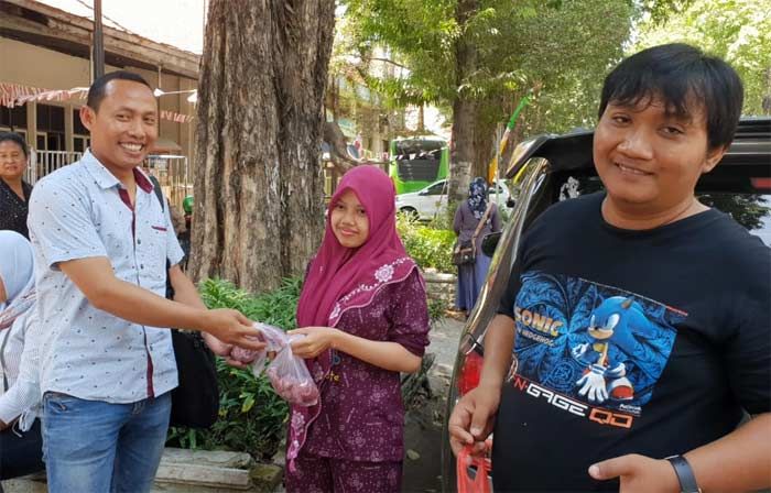 KWG Berbagi Daging Kurban Kepada Kaum Dhuafa KWG Berbagi Daging Kurban Kepada Kaum Dhuafa