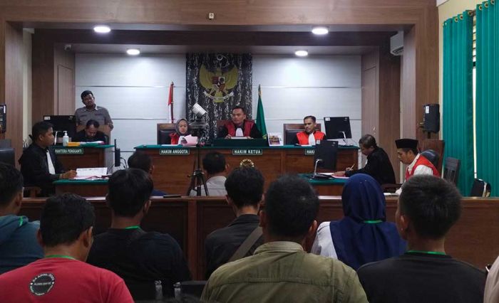 Sidang Pembunuhan Sekdes di Tuban, Saksi Ungkap Dugaan Keterlibatan Kades Sidonganti Sidang Pembunuhan Sekdes di Tuban, Saksi Ungkap Dugaan Keterlibatan Kades Sidonganti