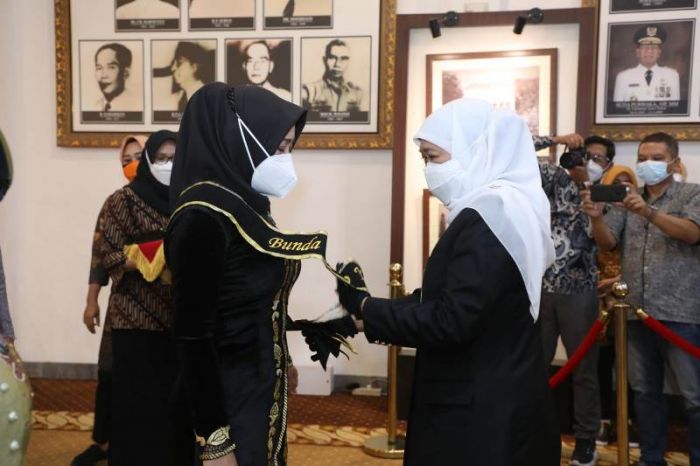 Khofifah Kukuhkan Semua Bupati Perempuan dan Istri Bupati Bunda PAUD, Inilah Nama-nama Mereka Khofifah Kukuhkan Semua Bupati Perempuan dan Istri Bupati Bunda PAUD, Inilah Nama-nama Mereka
