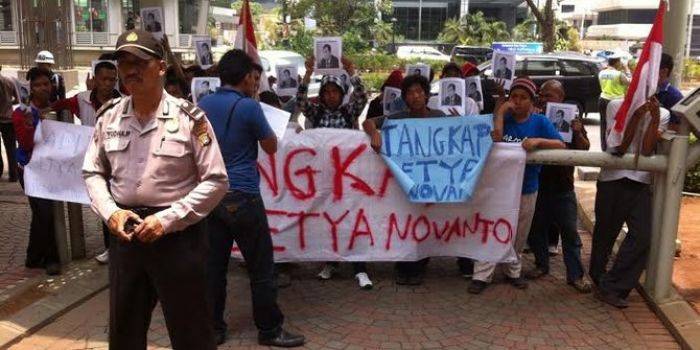 Demo Mahasiswa Minta KPK Tangkap Setya Novanto Demo Mahasiswa Minta KPK Tangkap Setya Novanto