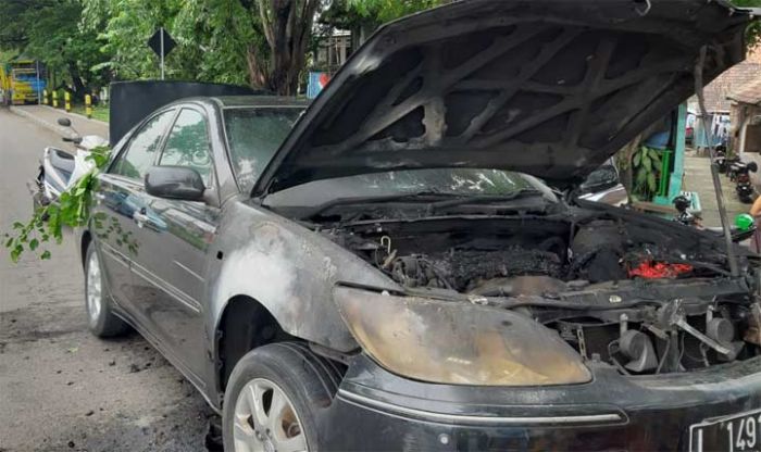 Korsleting, Toyota Camry Terbakar di Raya Medaeng Sidoarjo