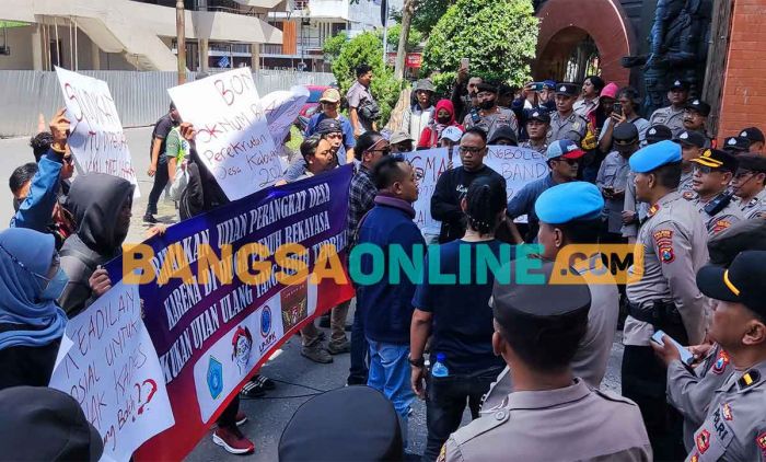 Diduga Terjadi Kecurangan Pengisian Perangkat Desa, Pendopo Kabupaten Kediri Didemo Puluhan Aktivis