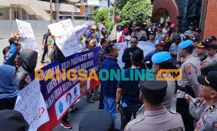 Diduga Terjadi Kecurangan Pengisian Perangkat Desa, Pendopo Kabupaten Kediri Didemo Puluhan Aktivis Diduga Terjadi Kecurangan Pengisian Perangkat Desa, Pendopo Kabupaten Kediri Didemo Puluhan Aktivis