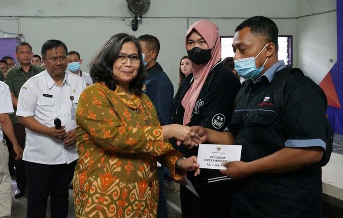 Serahkan BLT kepada Buruh Rokok, Pj Wali Kota Kediri: Belanjakan dengan Bijak Serahkan BLT kepada Buruh Rokok, Pj Wali Kota Kediri: Belanjakan dengan Bijak