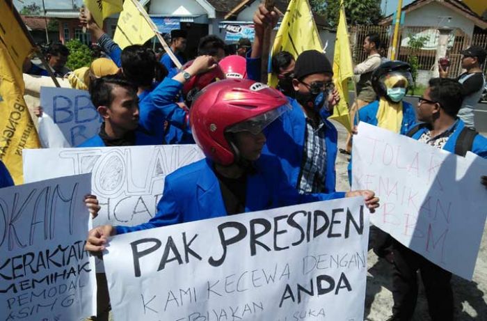 Mahasiswa PMII Sholat Gaib di depan Kantor DPRD Blitar, Anggap Pemerintah tak Pro Rakyat Mahasiswa PMII Sholat Gaib di depan Kantor DPRD Blitar, Anggap Pemerintah tak Pro Rakyat