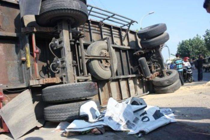 Gandengan Truk Lepas, Hantam Polisi Cepekan