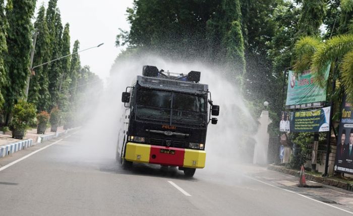 Cegah Penyebaran Covid-19, Mobil Water Cannon Turun Jalan Lakukan Penyemprotan