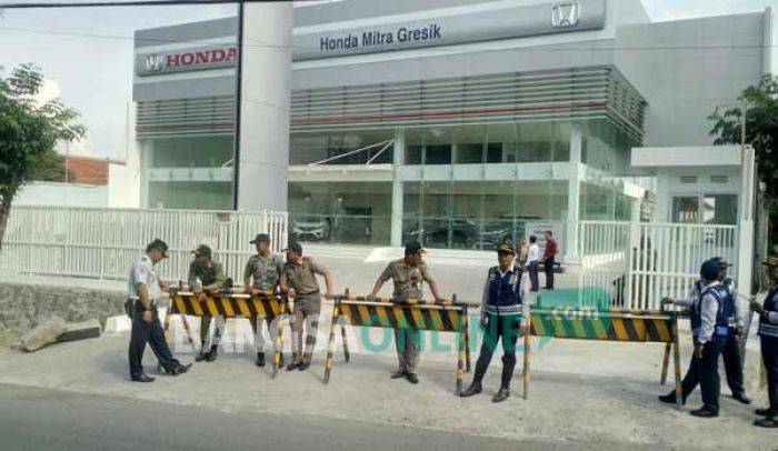 Jalan Akses Masuk ke Dealer Honda Gresik Ditutup Paksa Dishub dan Satpol PP Jalan Akses Masuk ke Dealer Honda Gresik Ditutup Paksa Dishub dan Satpol PP