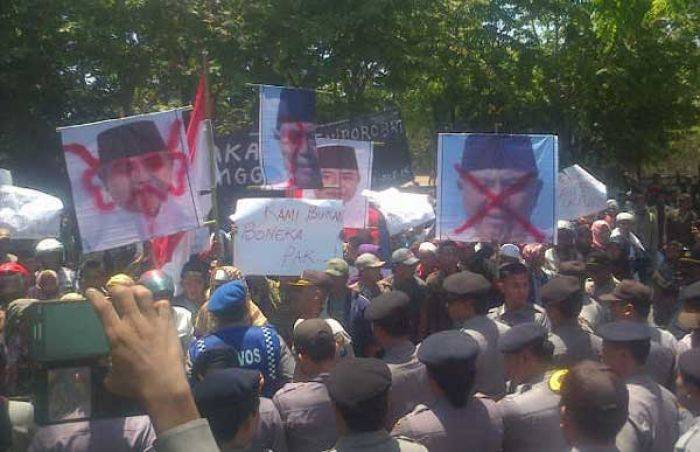 Ribuan Massa di Sampang Demo, Tuntut Pilkades 4 Desa Ditunda Ribuan Massa di Sampang Demo, Tuntut Pilkades 4 Desa Ditunda