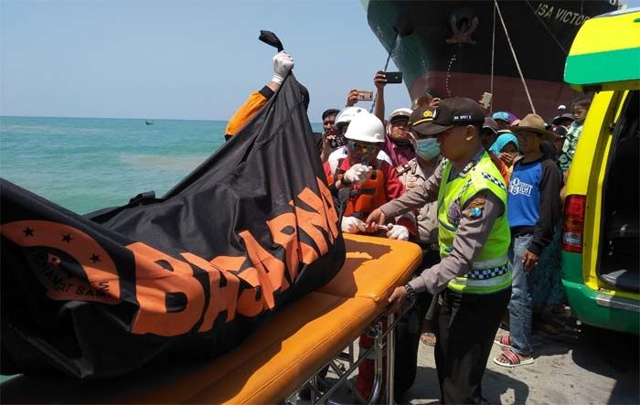 Dua Jenazah Korban KM Cahaya Bahari Jaya yang Tenggelam Kembali Ditemukan di Perairan Pamekasan Dua Jenazah Korban KM Cahaya Bahari Jaya yang Tenggelam Kembali Ditemukan di Perairan Pamekasan
