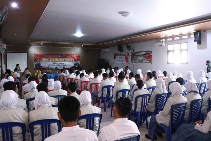 Gelar Jumat Curhat di Sekolah, Kapolres Ngawi: Bijak dalam Bersosial Media Gelar Jumat Curhat di Sekolah, Kapolres Ngawi: Bijak dalam Bersosial Media