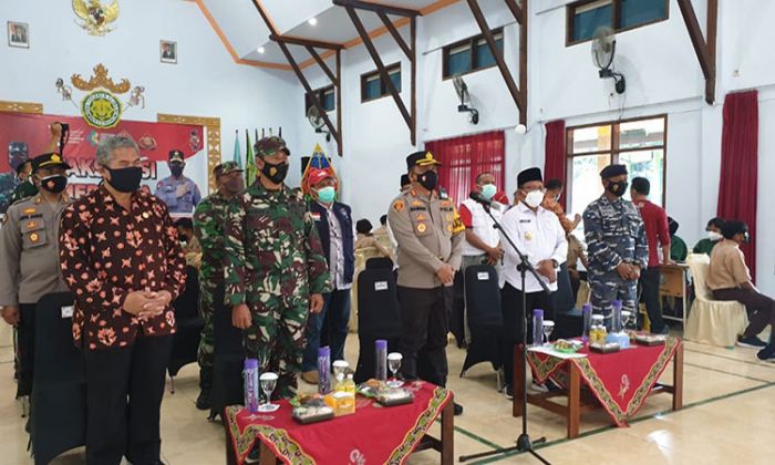 Kapolresta Banyuwangi dan Wakil Bupati Sugirah Tinjau Vaksinasi Massal di Sekolah