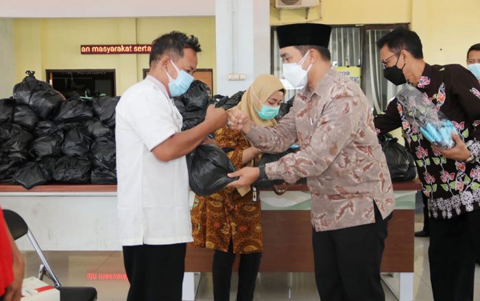 Wawali Pasuruan Serahkan Bansos Sembako Kepada Nelayan, PKL, dan Tukang Becak