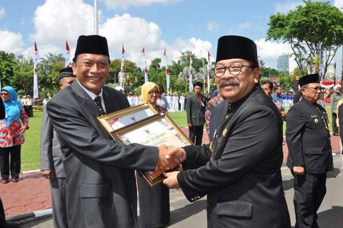 Bupati Gresik Terima Dua Penghargaan dari Gubernur Jatim Bupati Gresik Terima Dua Penghargaan dari Gubernur Jatim