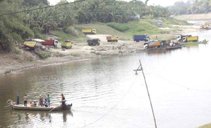 Penambang Pasir Tradisional di Bojonegoro Ramai-ramai Keruk Pasir di Sungai
