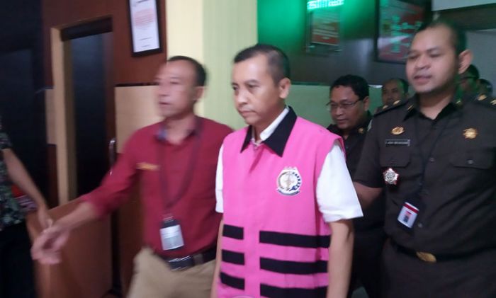 Mantan Kadisperindag Jember Mengaku Tak Terima Sepeser pun Aliran Dana Korupsi Pasar Manggisan Mantan Kadisperindag Jember Mengaku Tak Terima Sepeser pun Aliran Dana Korupsi Pasar Manggisan