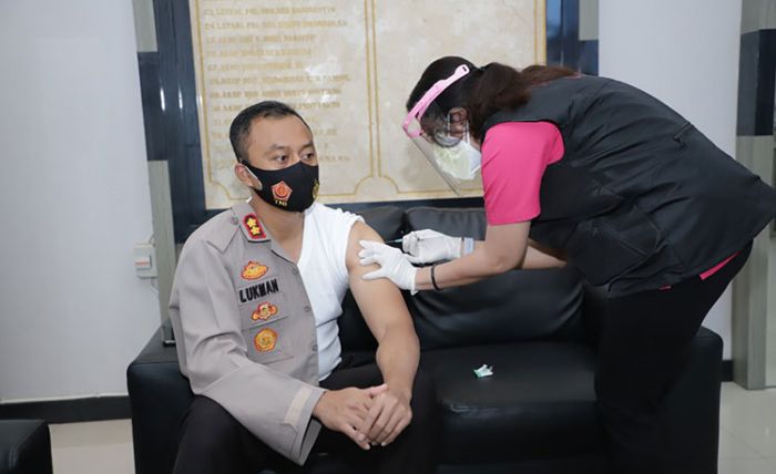 Kapolres Kediri Jalani Vaksinasi Covid-19 Dosis Kedua Kapolres Kediri Jalani Vaksinasi Covid-19 Dosis Kedua