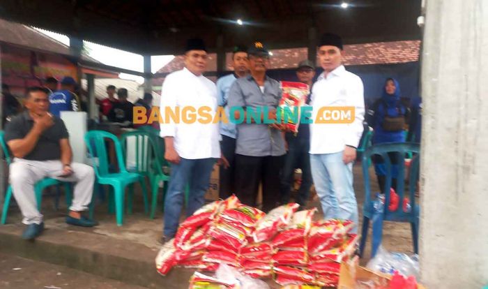 Gus Barra Beri Bantuan untuk Warga Terdampak Banjir di Kedung Gempol Gus Barra Beri Bantuan untuk Warga Terdampak Banjir di Kedung Gempol